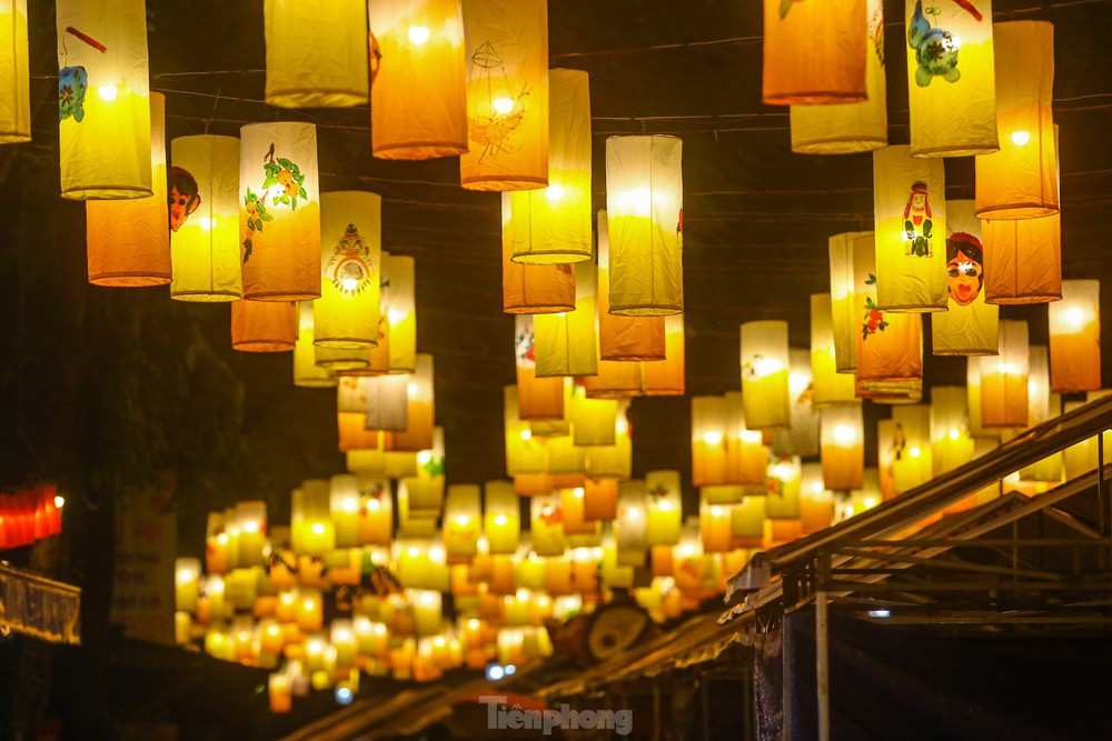 Độc lạ đèn trung thu truyền thống lơ lửng trên những con phố cổ Hà Nội - Ảnh 15.