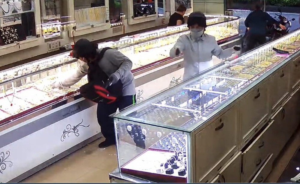 Vụ cướp tiệm vàng ở Cam Ranh: Công an truy tìm 12 mẫu trang sức, xe máy - Ảnh 4.