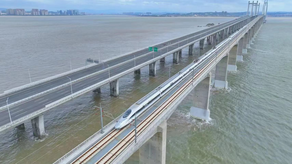 Để tàu cao tốc lướt trên mặt biển với tốc độ tối đa 350km/h: Tuyến đường sắt 277km của Trung Quốc, với những cây cầu vượt biển ngoạn mục, tạo ra kỷ lục khó xô đổ - Ảnh 1.