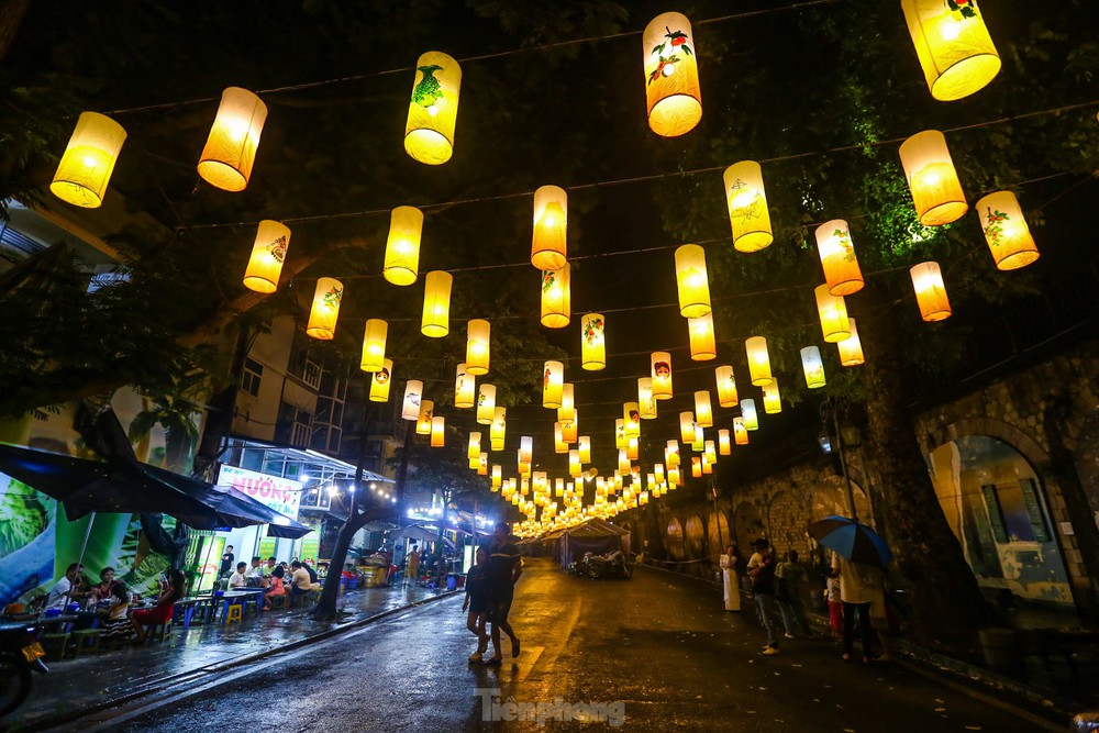 Độc lạ đèn trung thu truyền thống lơ lửng trên những con phố cổ Hà Nội - Ảnh 14.