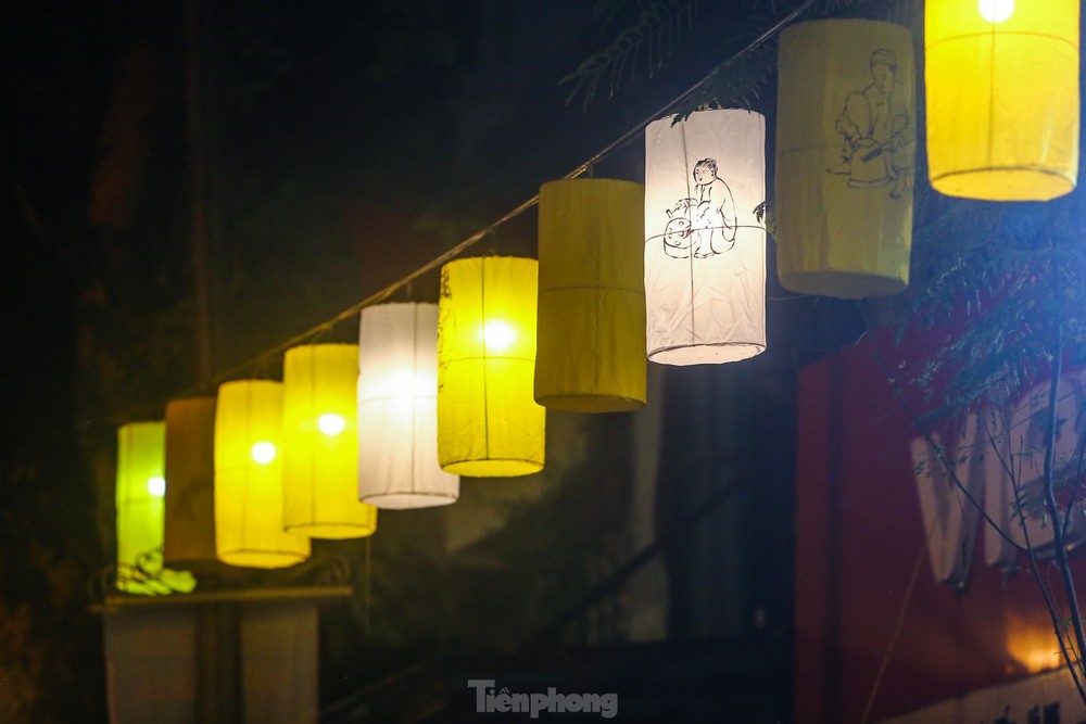 Độc lạ đèn trung thu truyền thống lơ lửng trên những con phố cổ Hà Nội - Ảnh 13.