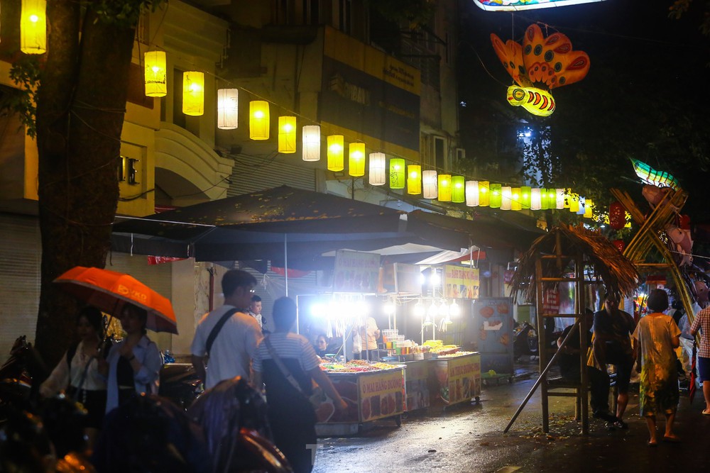 Độc lạ đèn trung thu truyền thống lơ lửng trên những con phố cổ Hà Nội - Ảnh 12.