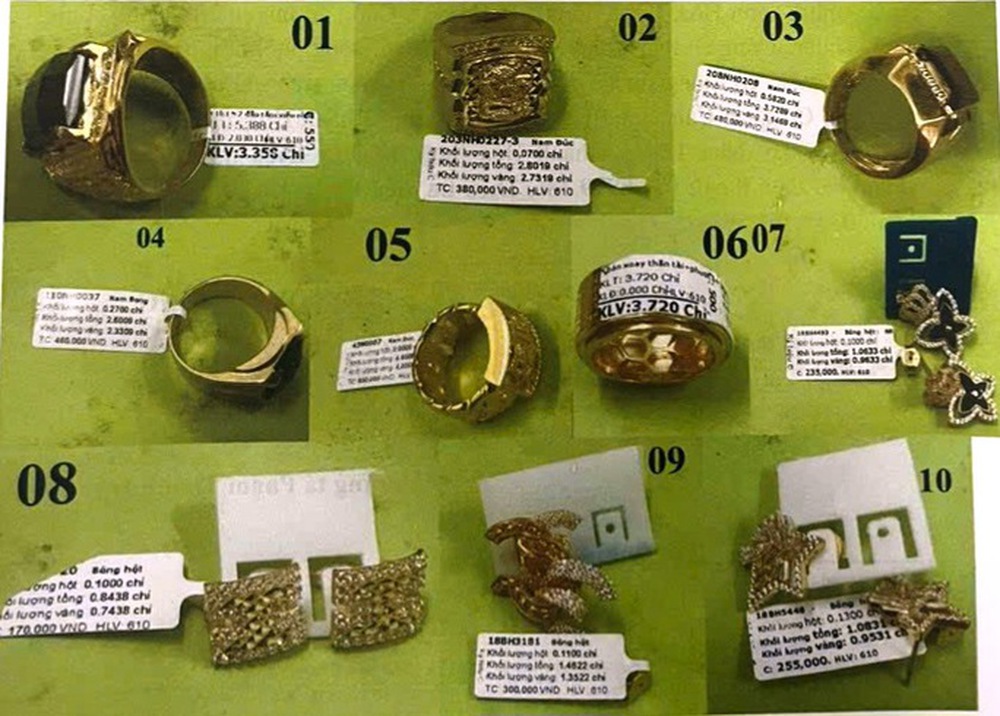 Vụ cướp tiệm vàng ở Cam Ranh: Công an truy tìm 12 mẫu trang sức, xe máy - Ảnh 1.