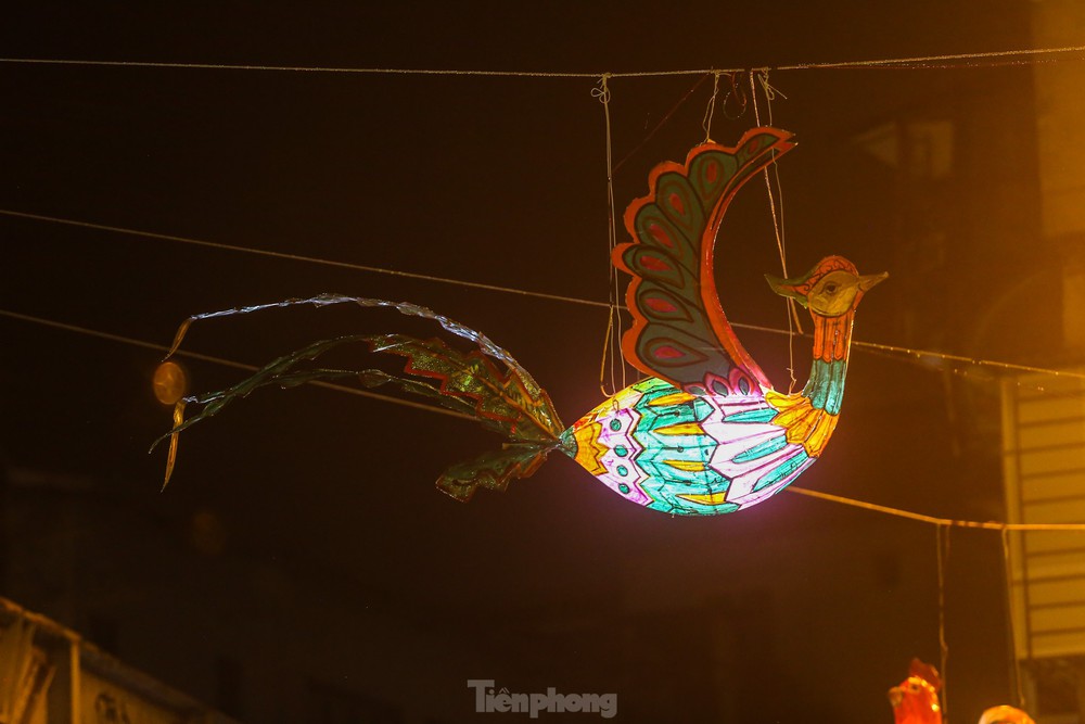 Độc lạ đèn trung thu truyền thống lơ lửng trên những con phố cổ Hà Nội - Ảnh 11.