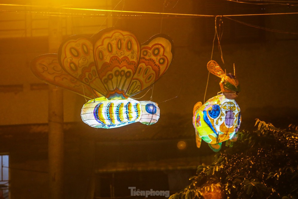Độc lạ đèn trung thu truyền thống lơ lửng trên những con phố cổ Hà Nội - Ảnh 10.