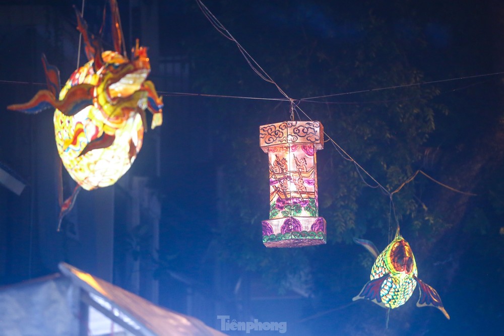 Độc lạ đèn trung thu truyền thống lơ lửng trên những con phố cổ Hà Nội - Ảnh 9.
