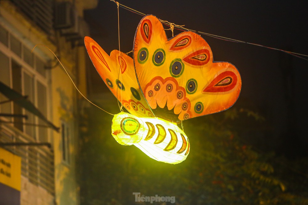Độc lạ đèn trung thu truyền thống lơ lửng trên những con phố cổ Hà Nội - Ảnh 8.