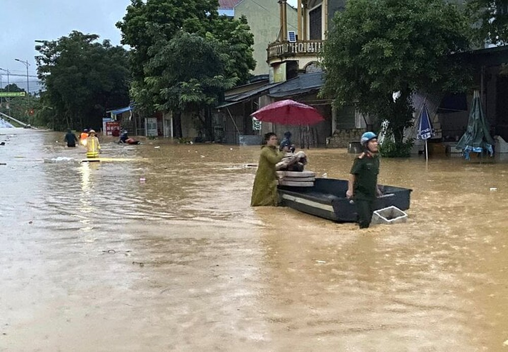 Nhiều huyện miền núi Nghệ An ngập lụt, giao thông chia cắt sau mưa lớn kéo dài - Ảnh 5.