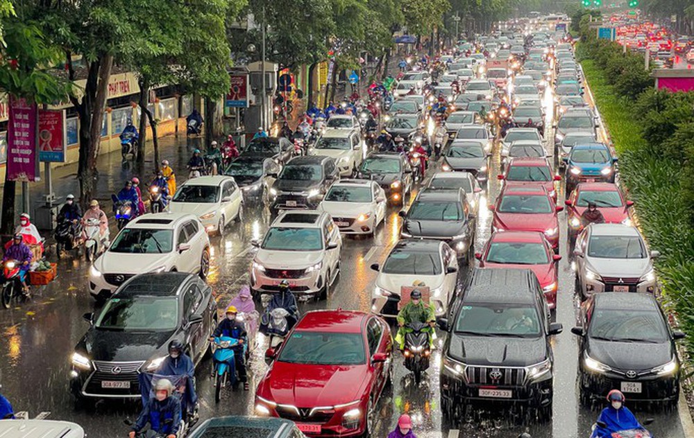 Đường Hà Nội có nơi ngập gần 1m trong sáng nay, người dân ngồi lên nóc xe chờ nước rút - Ảnh 7.