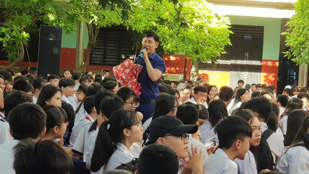 Ca sĩ Mai Tuấn bất ngờ ra 2 MV âm nhạc sau 15 năm chỉ chuyên tâm làm thầy giáo dạy Toán - Ảnh 4.