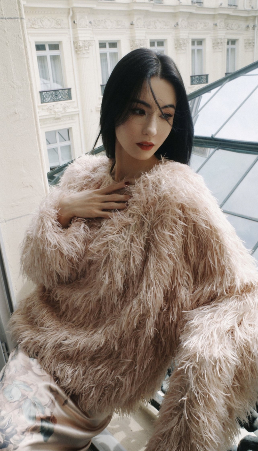 Trương Bá Chi tại Paris Fashion Week: Lên video rất xinh nhưng nhìn ảnh Getty Images lại hụt hẫng - Ảnh 4.
