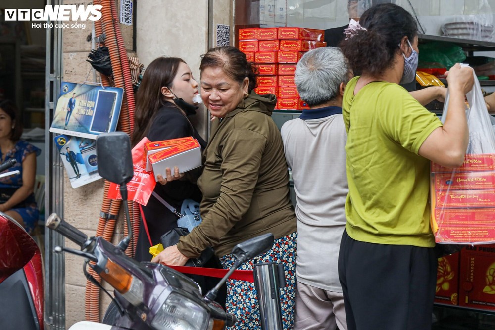 Hàng trăm người xếp hàng chờ mua bánh trung thu ở Hà Nội - Ảnh 5.