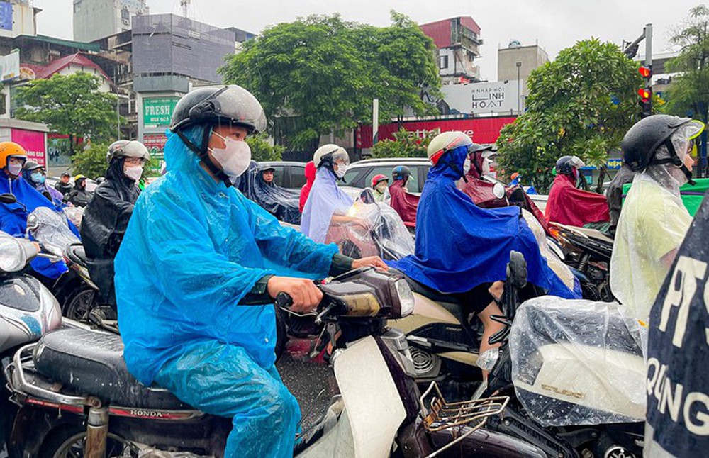 Giao thông nhiều nơi ở Hà Nội tê liệt trong trận mưa lớn - Ảnh 3.