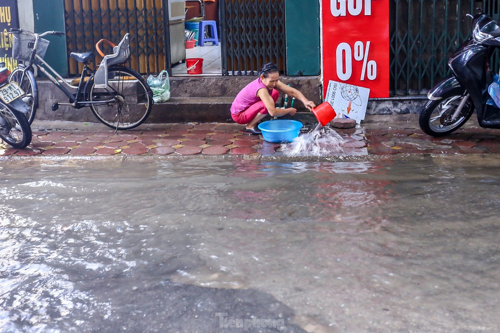 Người dân bì bõm về nhà trên những con phố ngập nước ở Hà Nội - Ảnh 4.
