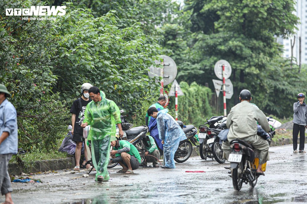 Hà Nội: Xe chết máy ở đường gom đại lộ Thăng Long, tài xế mòn mỏi chờ cứu hộ - Ảnh 5.