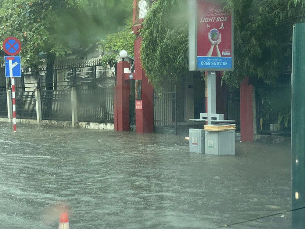 Hà Nội: Bất lực nhìn ô tô chìm trong ‘biển nước’, 30 phút chưa đi nổi 100 mét