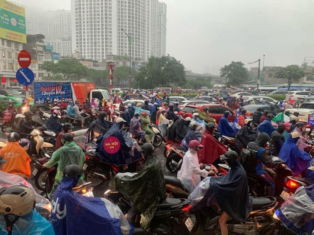Đường Hà Nội có nơi ngập gần 1m trong sáng nay, người dân ngồi lên nóc xe chờ nước rút - Ảnh 6.