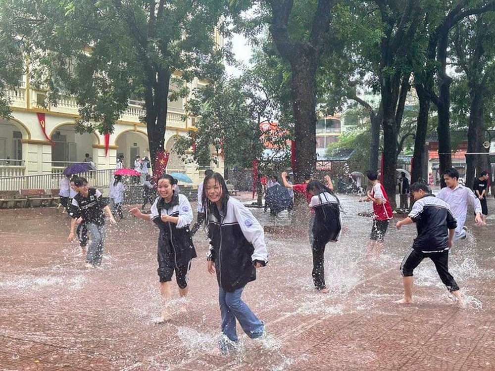 Hà Nội mưa lớn, cô giáo vừa dạy học vừa tát nước, học sinh bơi giữa sân trường - Ảnh 7.