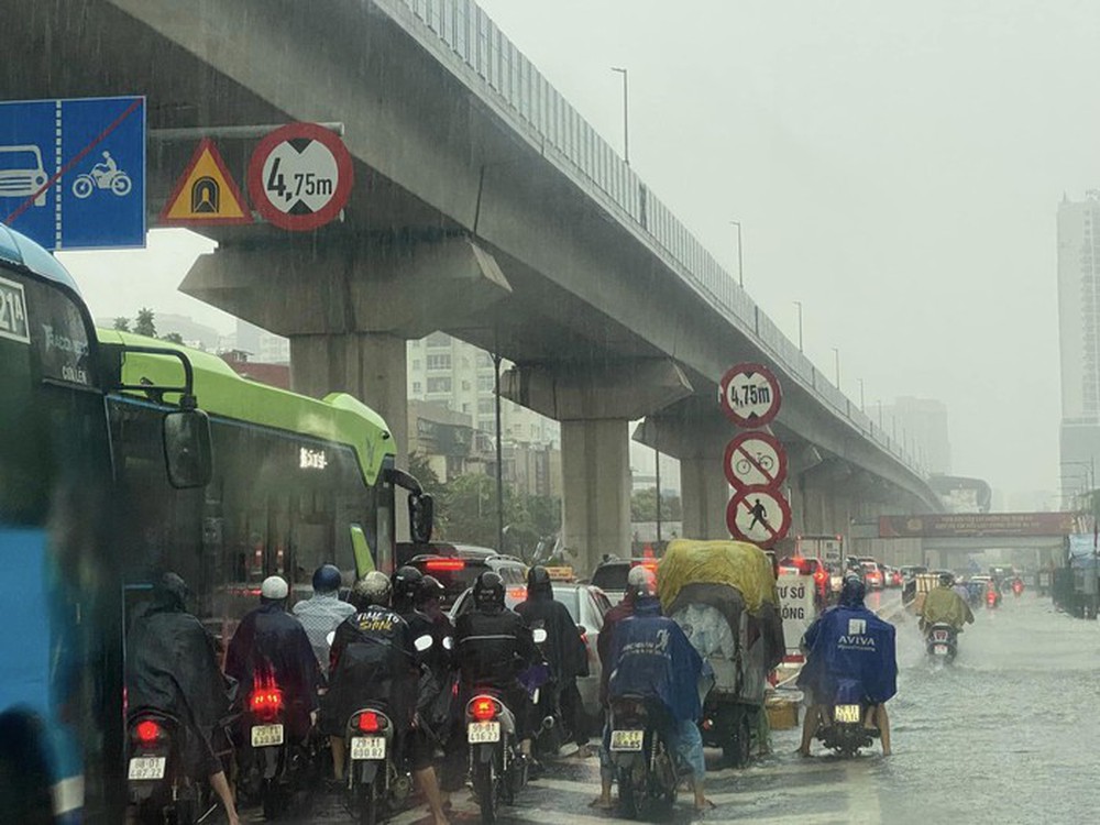 Hà Nội: Bất lực nhìn ô tô chìm trong biển nước, 30 phút chưa đi nổi 100 mét - Ảnh 12.