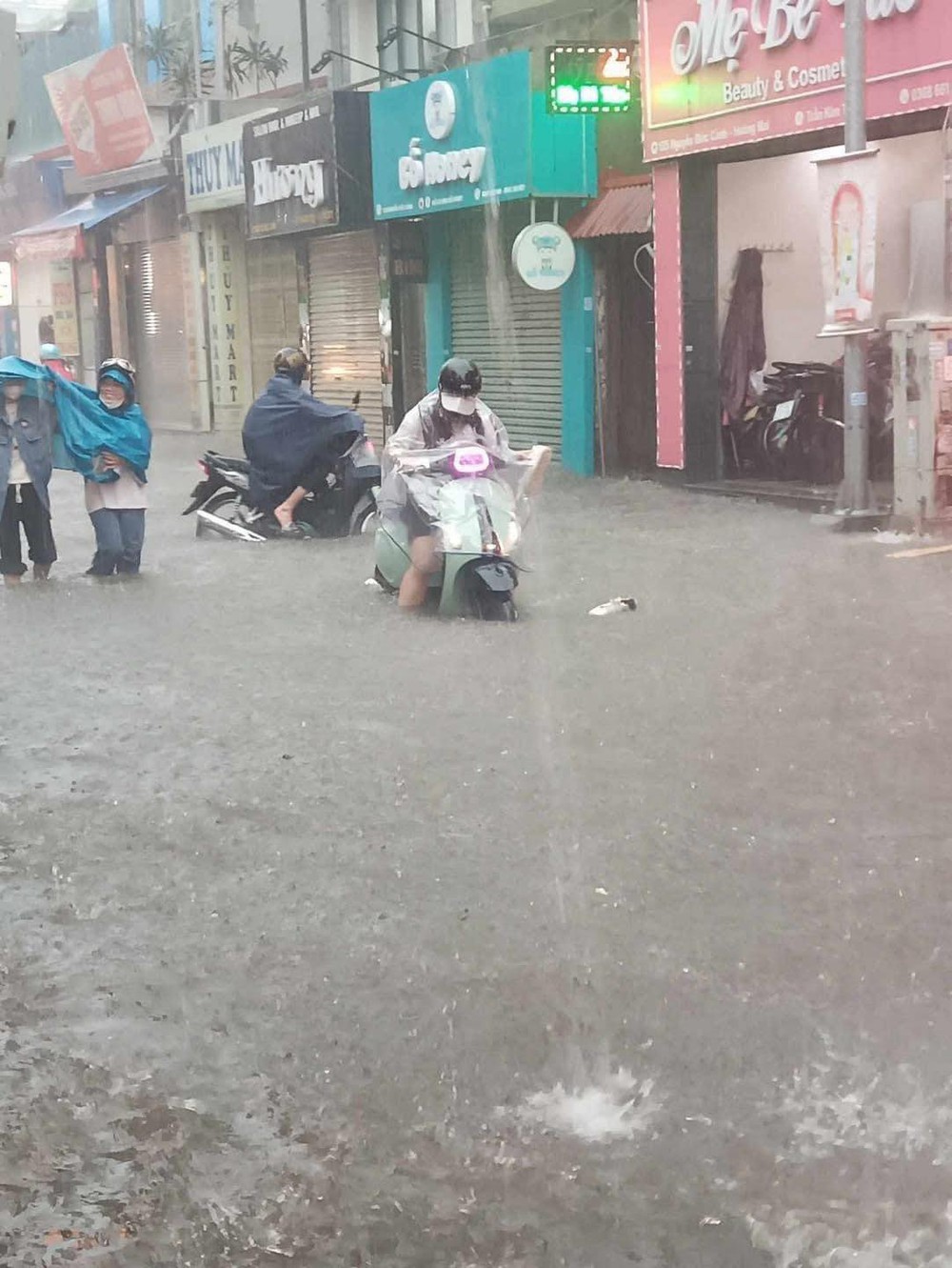 Đường Hà Nội có nơi ngập gần 1m trong sáng nay, người dân ngồi lên nóc xe chờ nước rút - Ảnh 5.