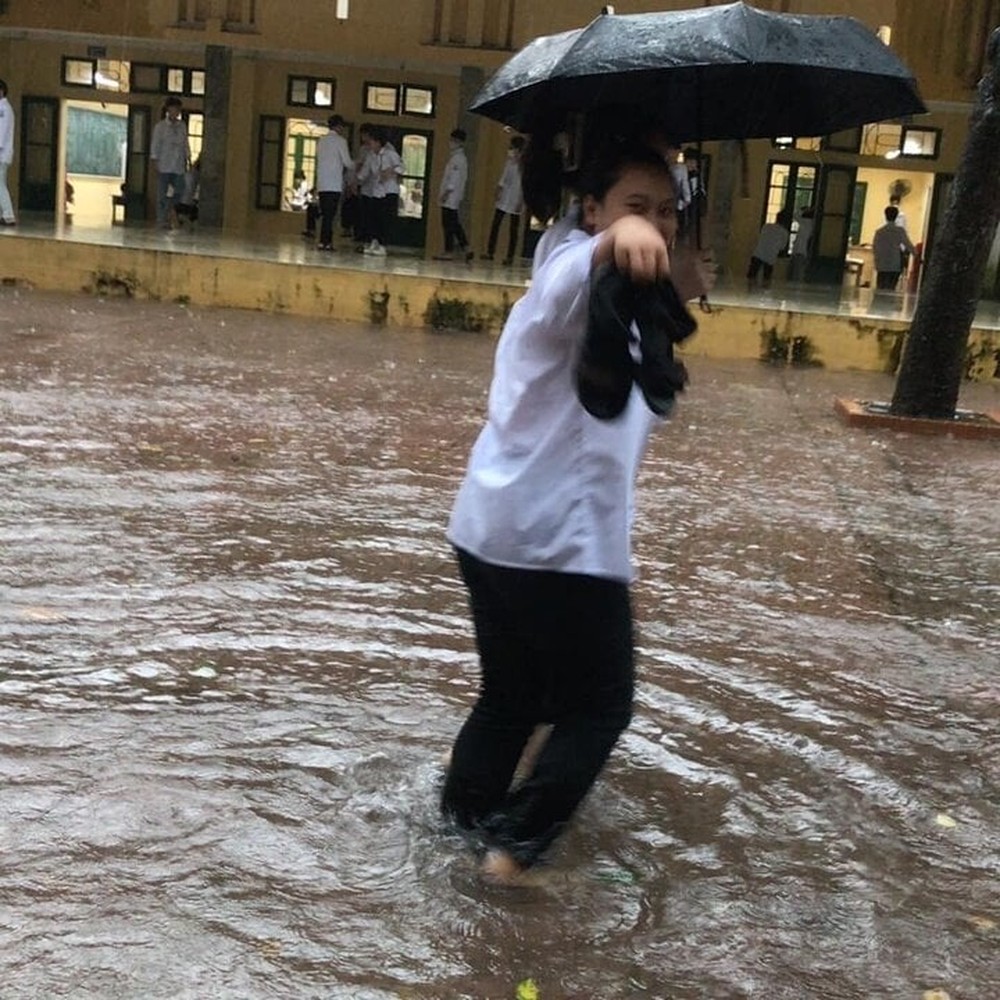 Hà Nội mưa lớn, cô giáo vừa dạy học vừa tát nước, học sinh bơi giữa sân trường - Ảnh 6.