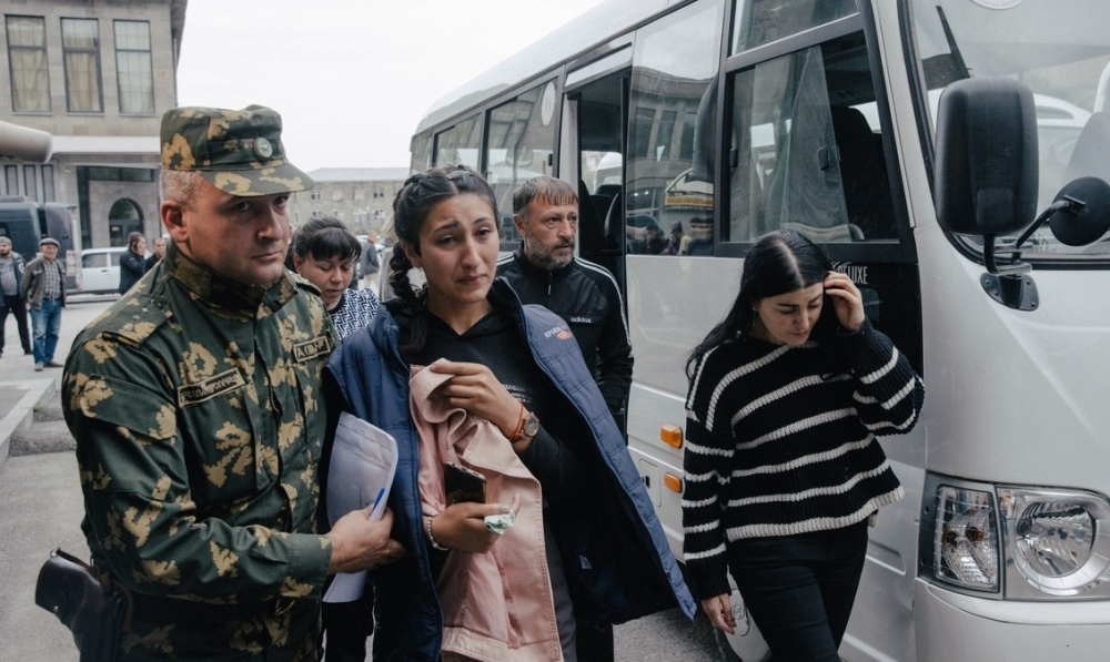Nửa dân số Armenia ở Karabakh di tản, Azerbaijan bắt cựu thủ lĩnh ly khai - Ảnh 1.