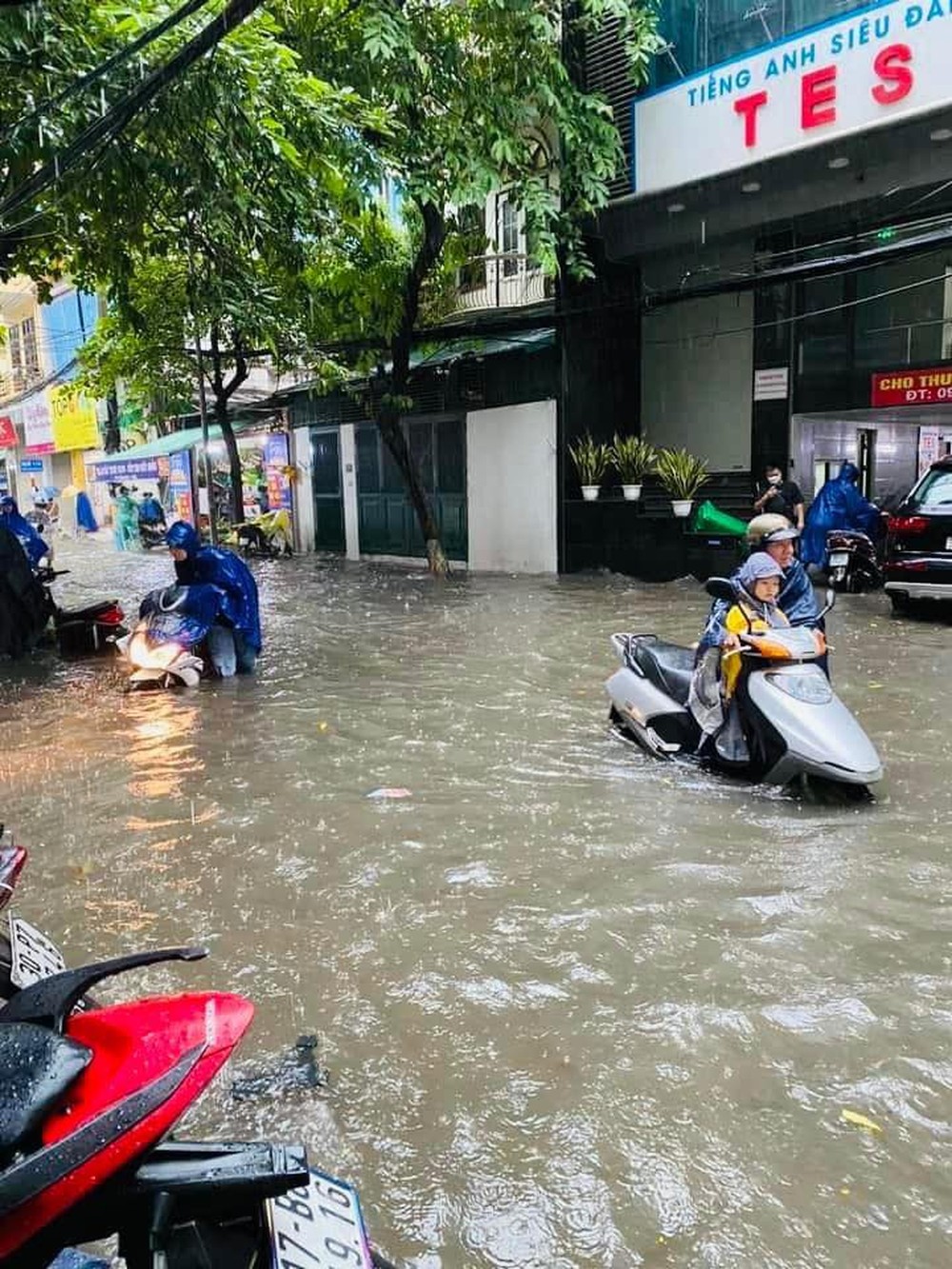 Đường Hà Nội có nơi ngập gần 1m trong sáng nay, người dân ngồi lên nóc xe chờ nước rút - Ảnh 4.