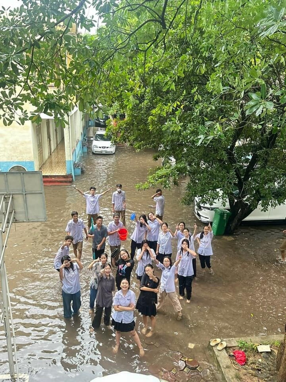 Hà Nội mưa lớn, cô giáo vừa dạy học vừa tát nước, học sinh bơi giữa sân trường - Ảnh 5.