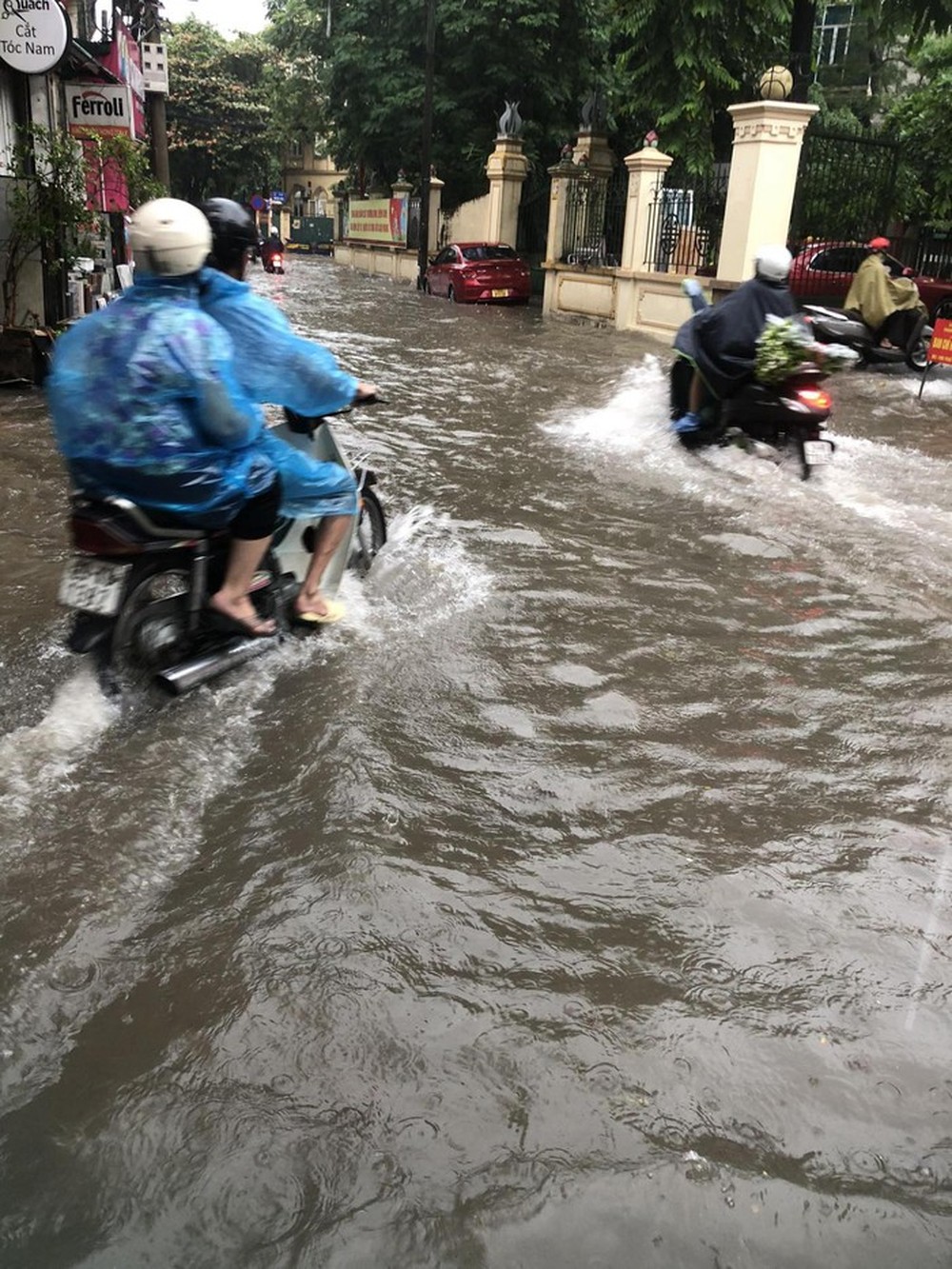 Hà Nội: Bất lực nhìn ô tô chìm trong biển nước, 30 phút chưa đi nổi 100 mét - Ảnh 9.