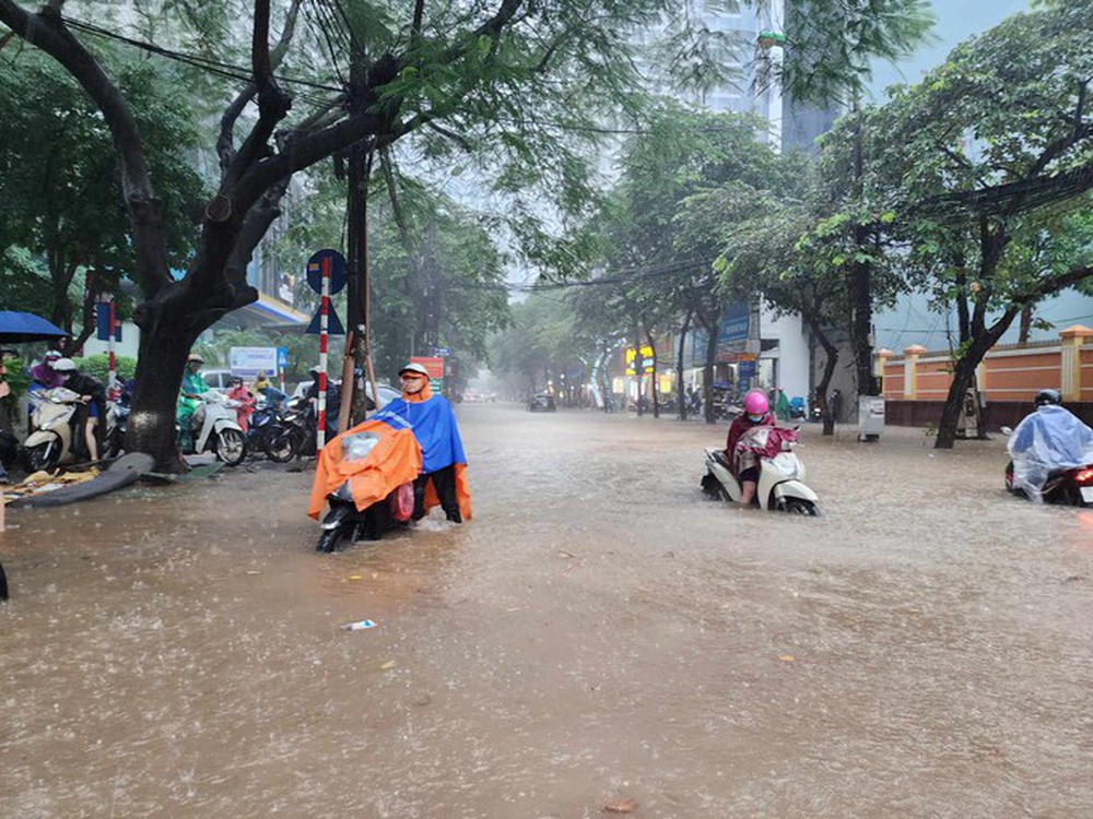 Giao thông nhiều nơi ở Hà Nội tê liệt trong trận mưa lớn - Ảnh 9.