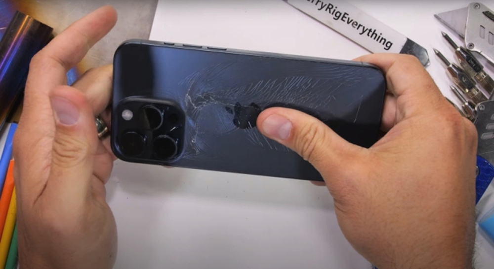 Quên kính sau giòn và khung titan dễ bám bẩn đi, iPhone 15 Pro ẩn chứa một vấn đề thực sự nguy hiểm? - Ảnh 1.