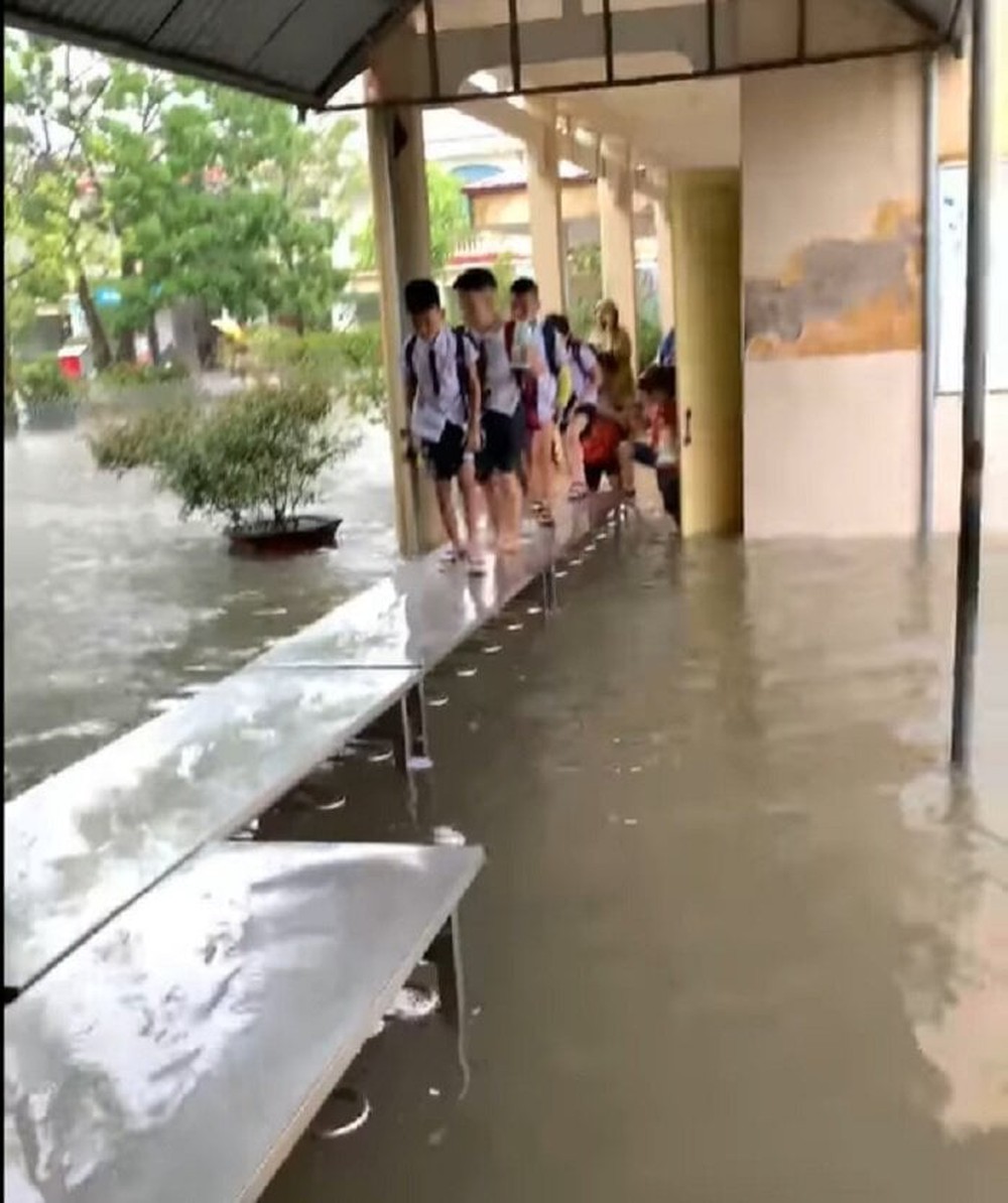 Hà Nội mưa lớn, cô giáo vừa dạy học vừa tát nước, học sinh bơi giữa sân trường - Ảnh 4.