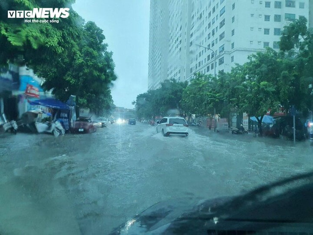 Hà Nội mưa xối xả, khắp các tuyến đường lâm cảnh ngập lụt, ùn tắc - Ảnh 2. Hà Nội mưa xối xả, khắp các tuyến đường lâm cảnh ngập lụt, ùn tắc - Ảnh 2.