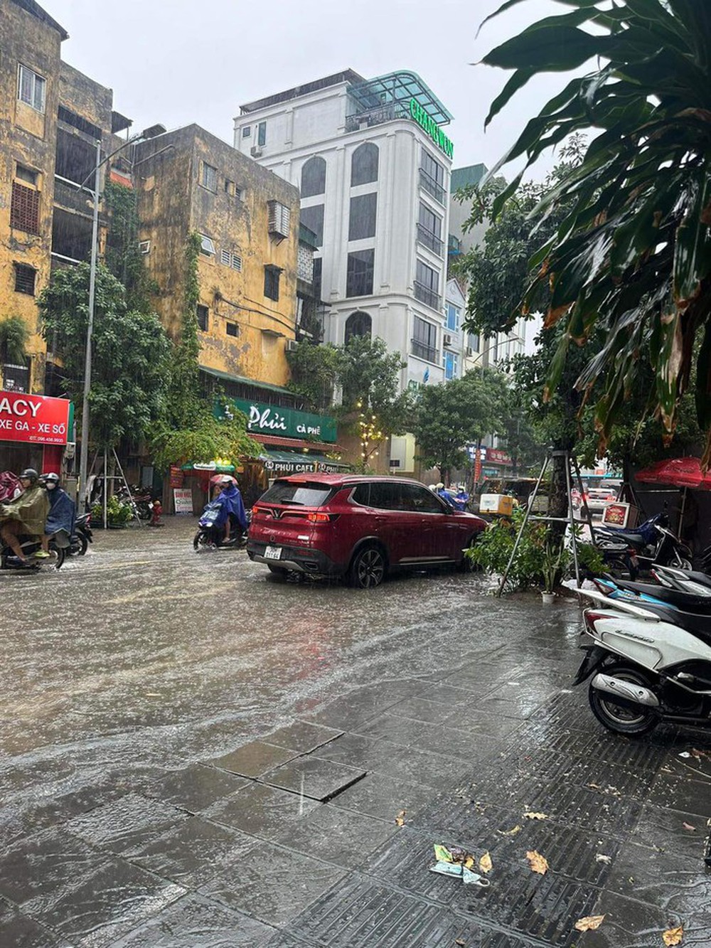Hà Nội: Bất lực nhìn ô tô chìm trong biển nước, 30 phút chưa đi nổi 100 mét - Ảnh 8.