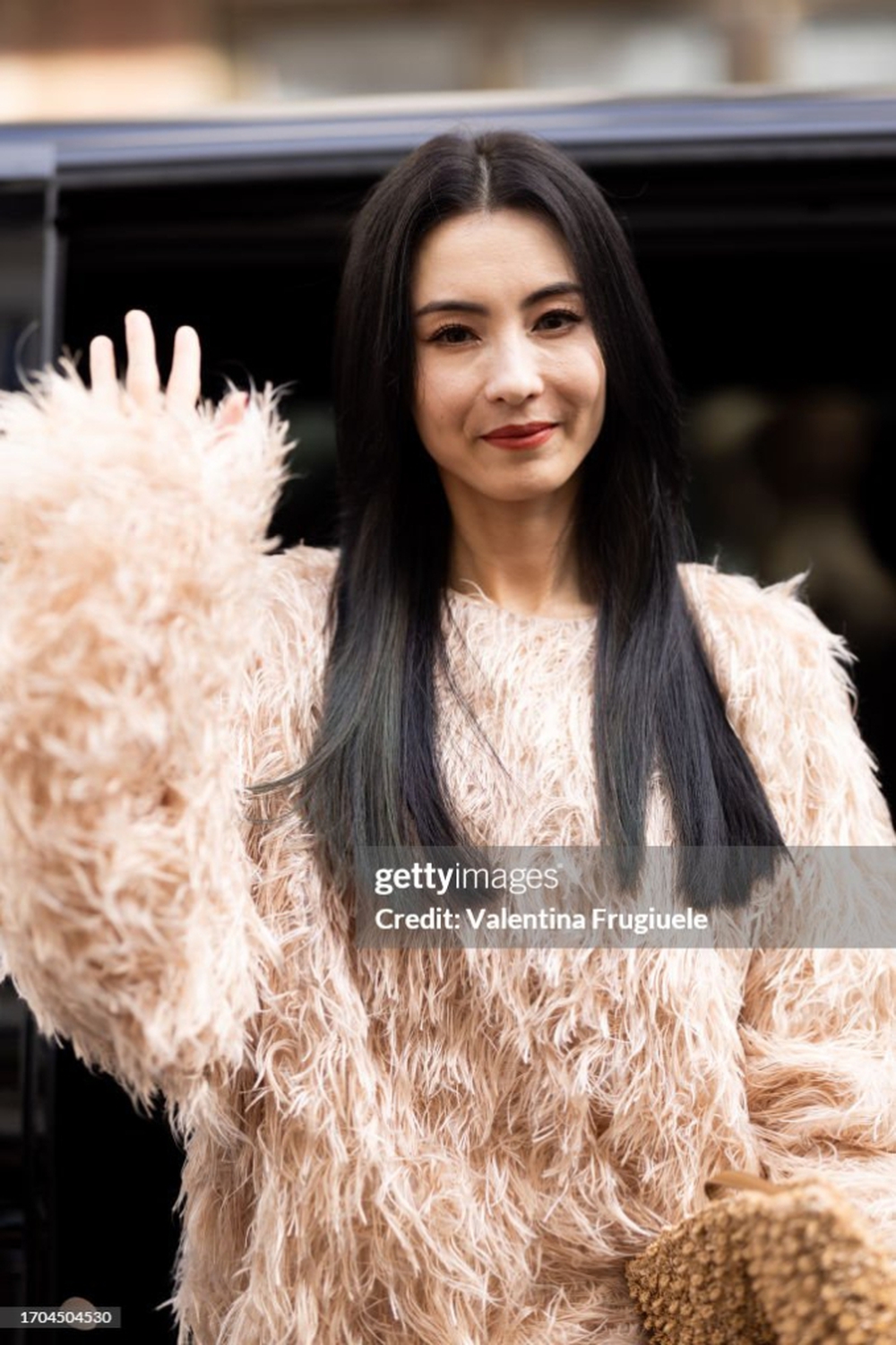 Trương Bá Chi tại Paris Fashion Week: Lên video rất xinh nhưng nhìn ảnh Getty Images lại hụt hẫng - Ảnh 8.