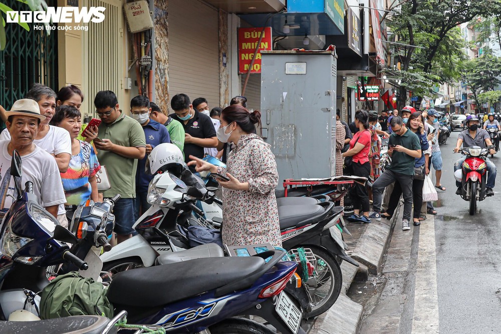Hàng trăm người xếp hàng chờ mua bánh trung thu ở Hà Nội - Ảnh 8.