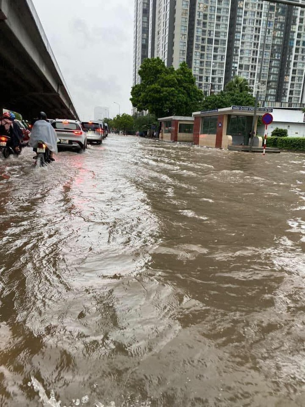 Hà Nội: Bất lực nhìn ô tô chìm trong biển nước, 30 phút chưa đi nổi 100 mét - Ảnh 7.