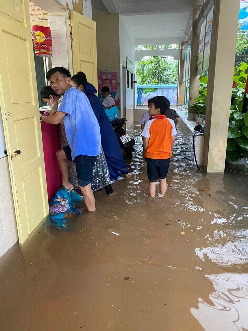 Hà Nội mưa lớn, cô giáo vừa dạy học vừa tát nước, học sinh bơi giữa sân trường - Ảnh 2.