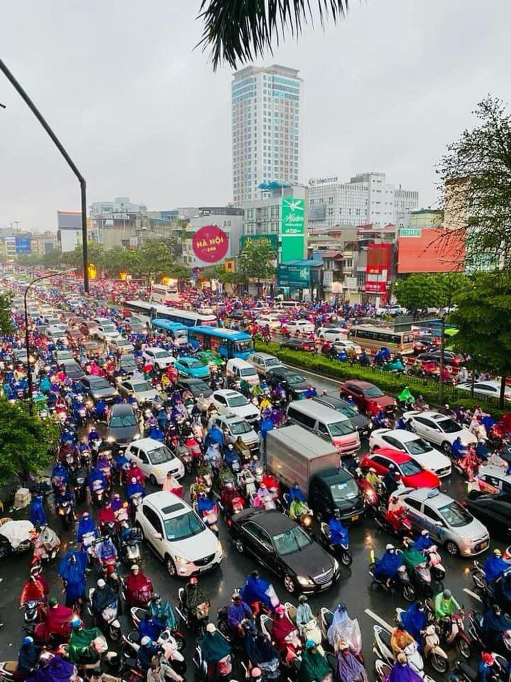 Hà Nội: Bất lực nhìn ô tô chìm trong biển nước, 30 phút chưa đi nổi 100 mét - Ảnh 6.