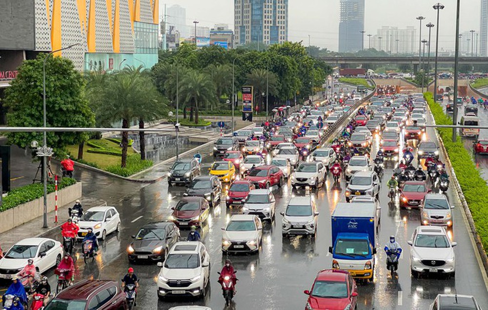 Giao thông nhiều nơi ở Hà Nội tê liệt trong trận mưa lớn - Ảnh 5.