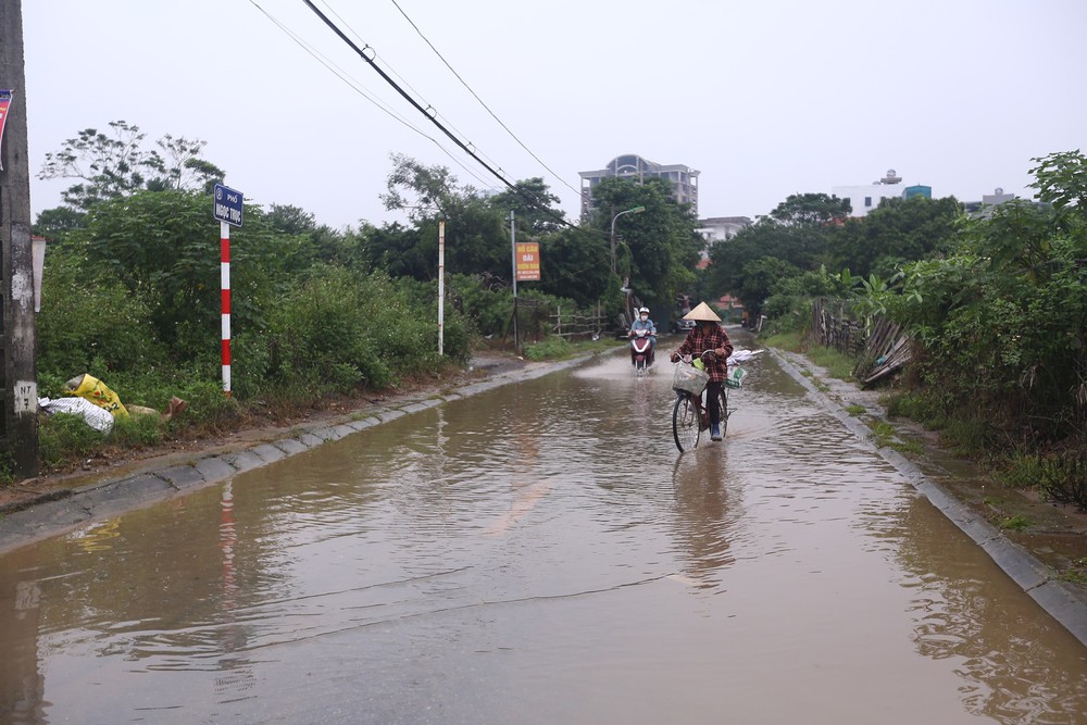 Một con phố ở Thủ đô vẫn chìm trong biển nước sau một ngày mưa lớn - Ảnh 18.