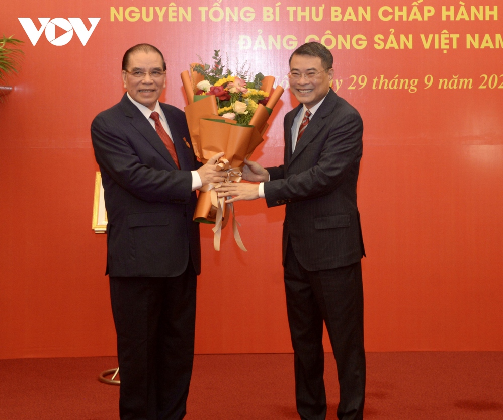 Trao Huy hiệu 60 năm tuổi Đảng tặng nguyên Tổng Bí thư Nông Đức Mạnh - Ảnh 12.