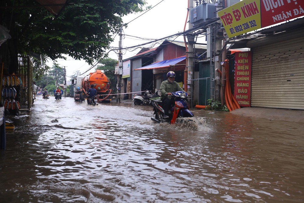 Một con phố ở Thủ đô vẫn chìm trong biển nước sau một ngày mưa lớn - Ảnh 9.
