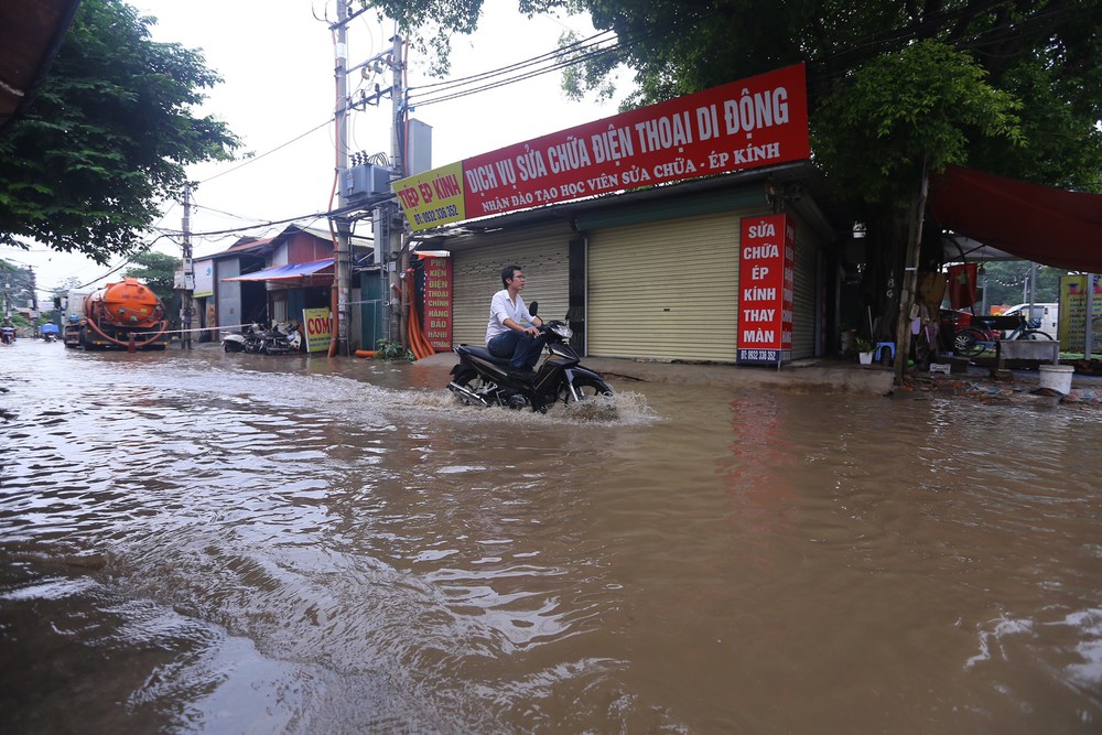 Một con phố ở Thủ đô vẫn chìm trong biển nước sau một ngày mưa lớn - Ảnh 8.