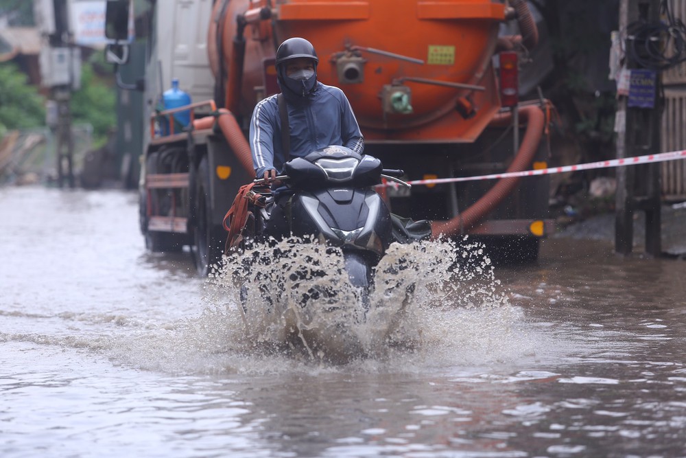 Một con phố ở Thủ đô vẫn chìm trong biển nước sau một ngày mưa lớn - Ảnh 7.