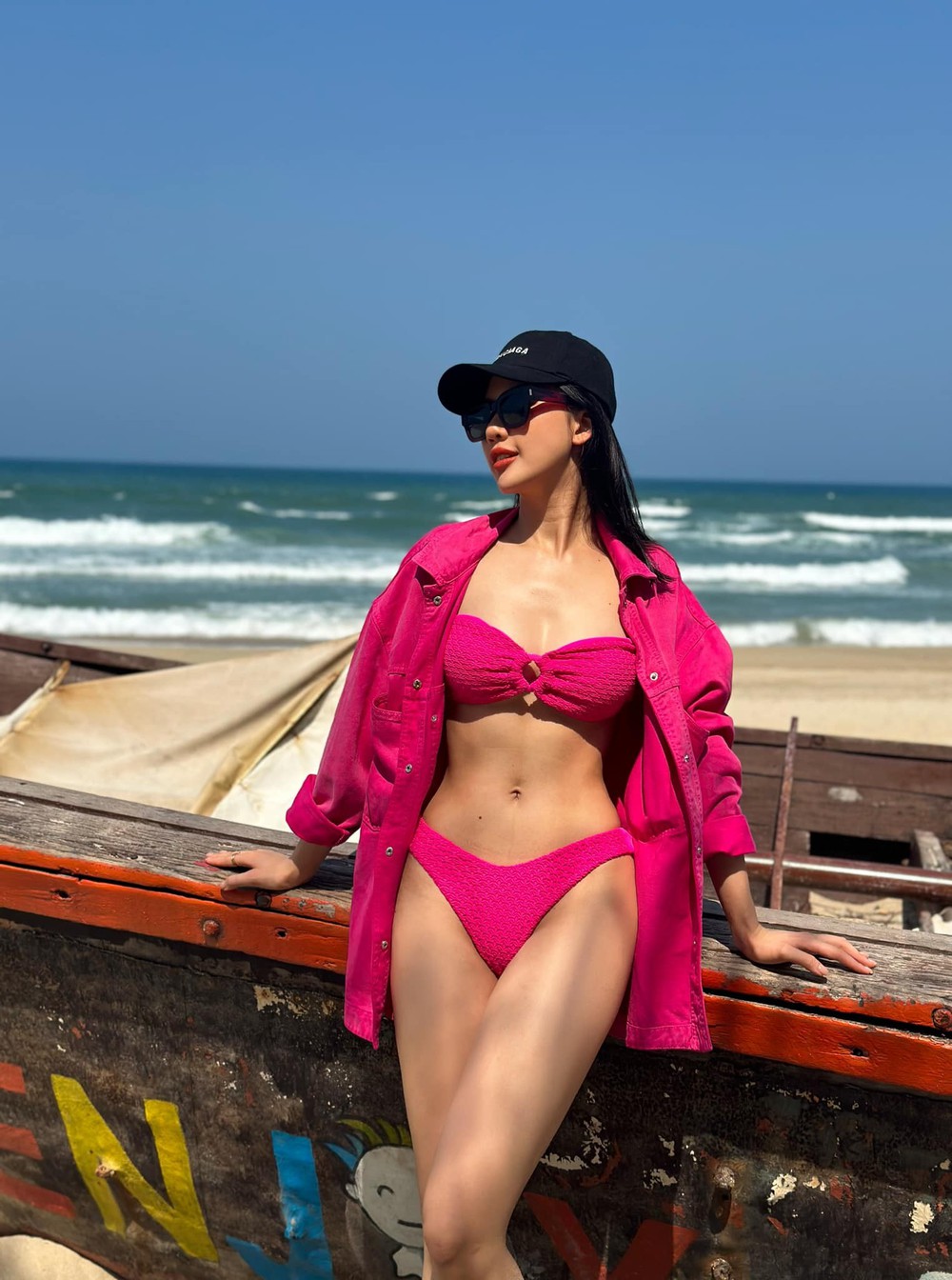 Ảnh đời thường nóng bỏng của Bùi Quỳnh Hoa vừa đăng quang Miss Universe Vietnam - Ảnh 1.