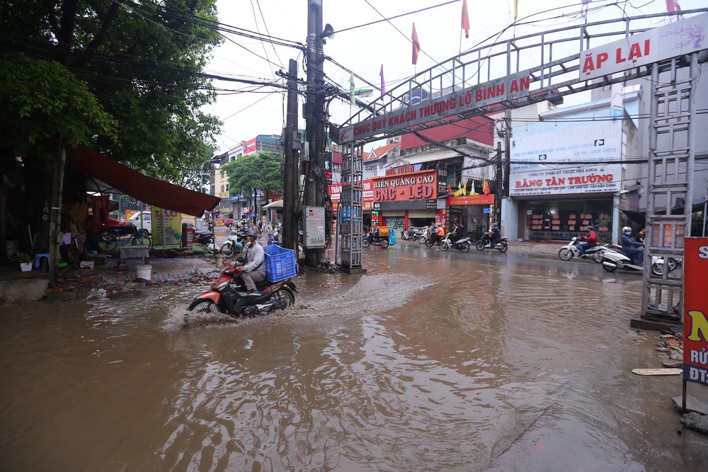 Một con phố ở Thủ đô vẫn chìm trong biển nước sau một ngày mưa lớn - Ảnh 6.