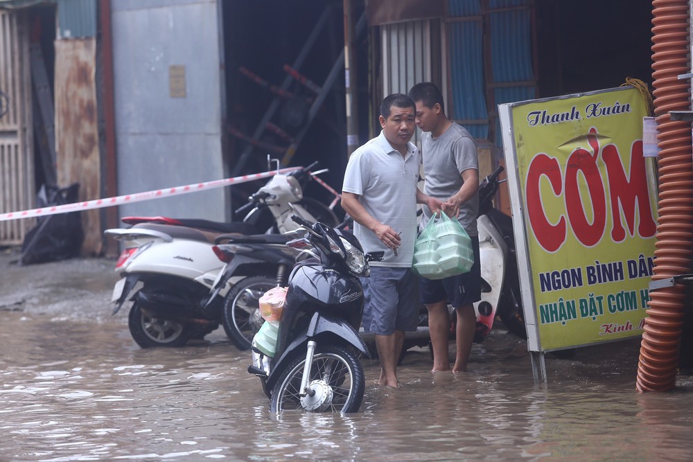 Một con phố ở Thủ đô vẫn chìm trong biển nước sau một ngày mưa lớn - Ảnh 5.