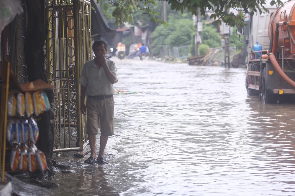 Một con phố ở Thủ đô vẫn chìm trong biển nước sau một ngày mưa lớn - Ảnh 4.