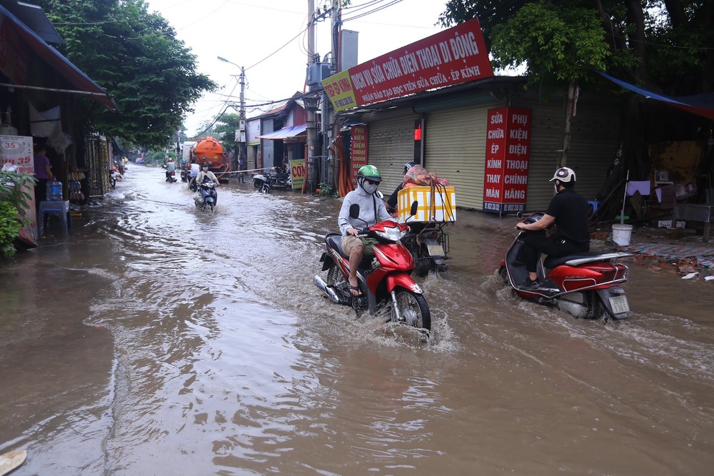 Một con phố ở Thủ đô vẫn chìm trong biển nước sau một ngày mưa lớn - Ảnh 3.